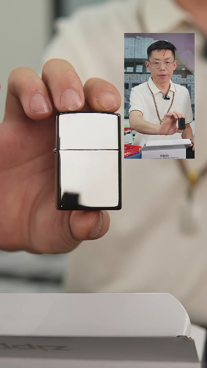 zippo的黑冰光板的打火机