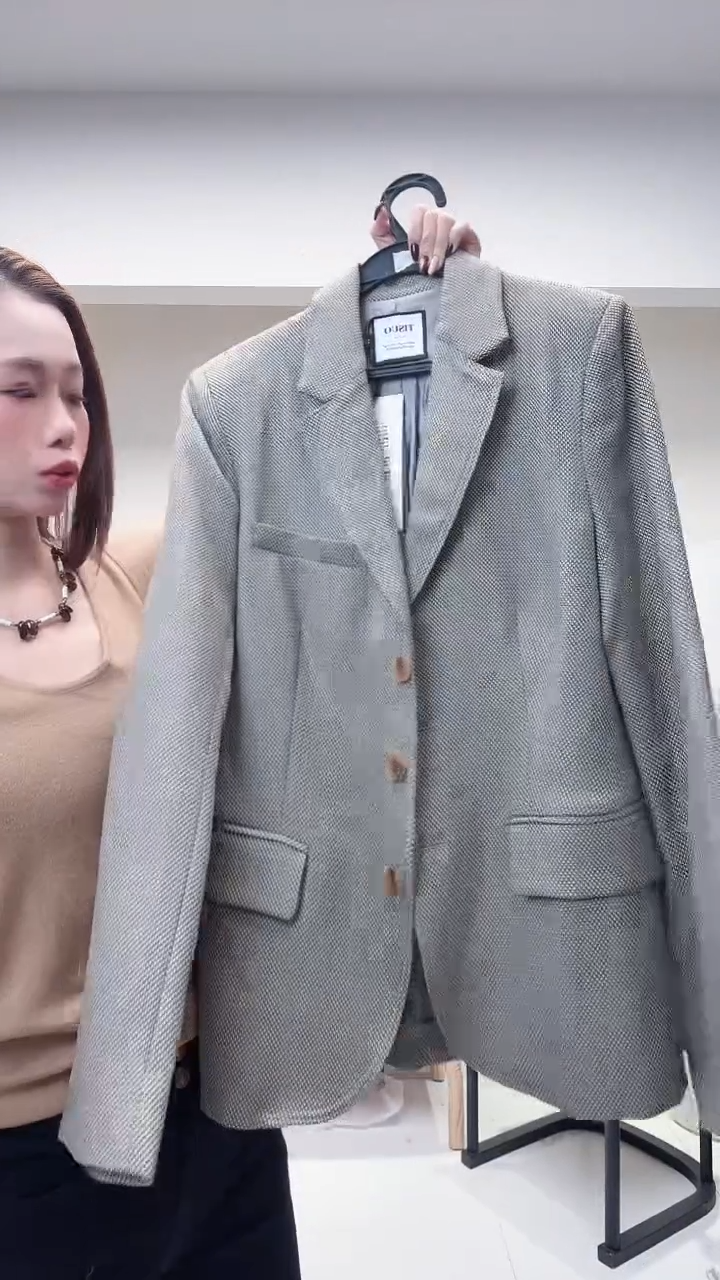 灰色经典西装外套