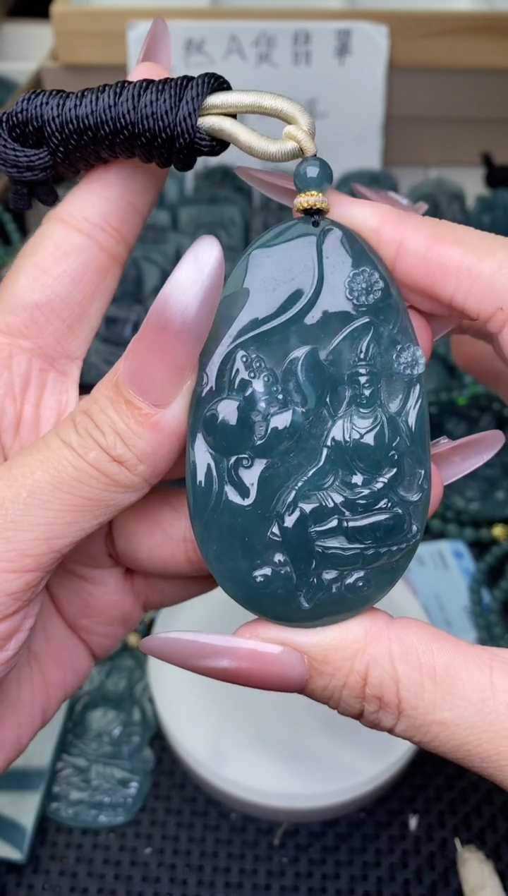 颈饰未镶嵌翡翠          