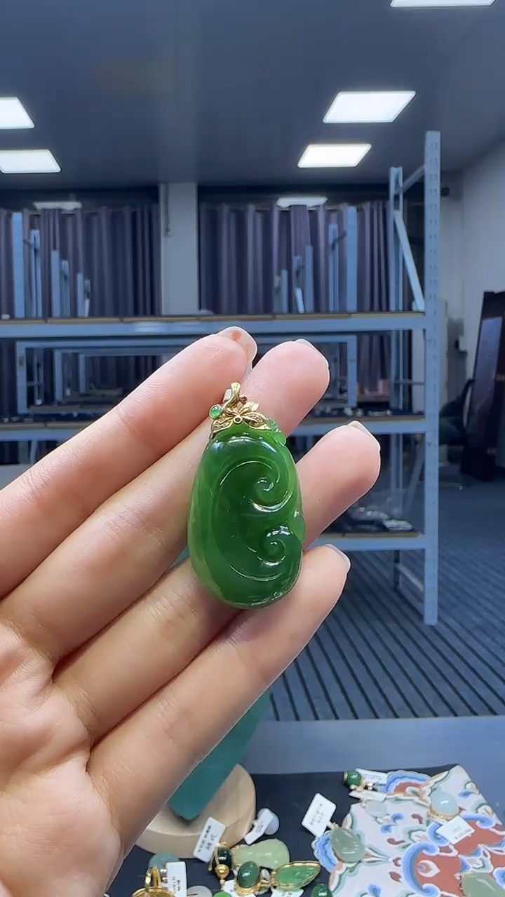18K金镶嵌和田玉挂件1