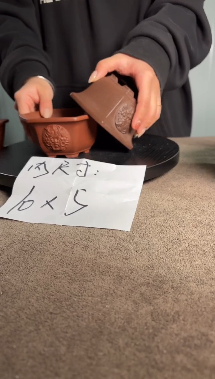 A宜兴紫砂小花盆