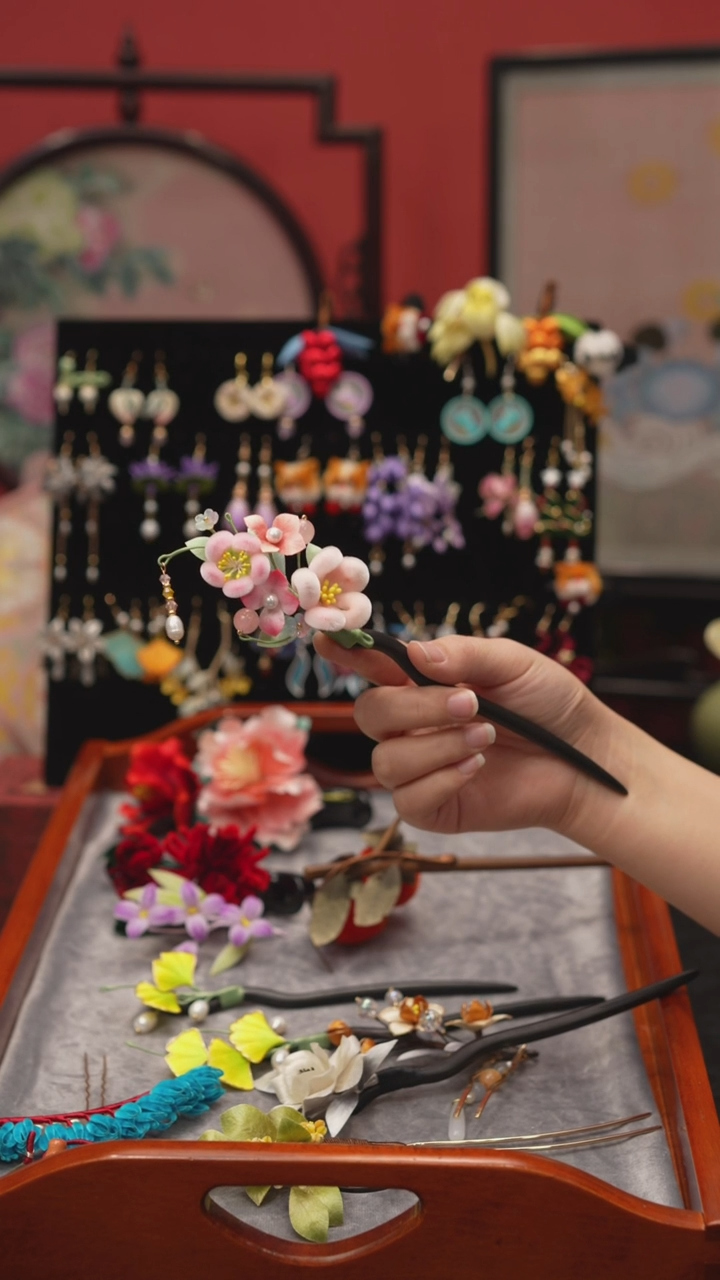 刺绣非遗绒花手工饰品