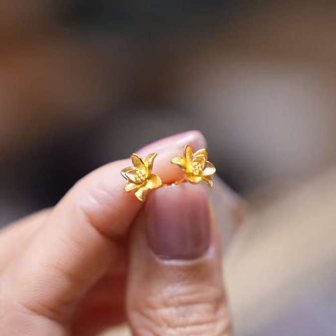 【巧玲专属】足金999莲花弯钩耳钉 经典时尚百搭 1.93
