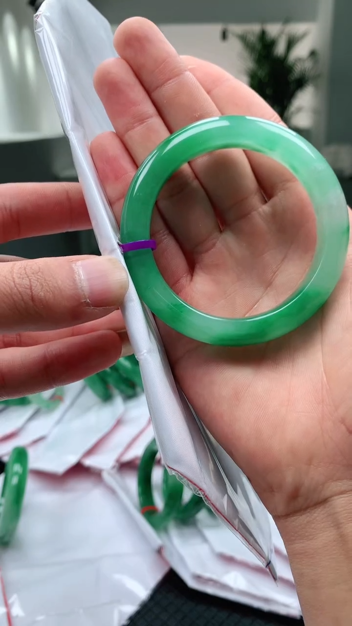 【闪购商品】石英质玉手镯未镶嵌冰飘花手镯