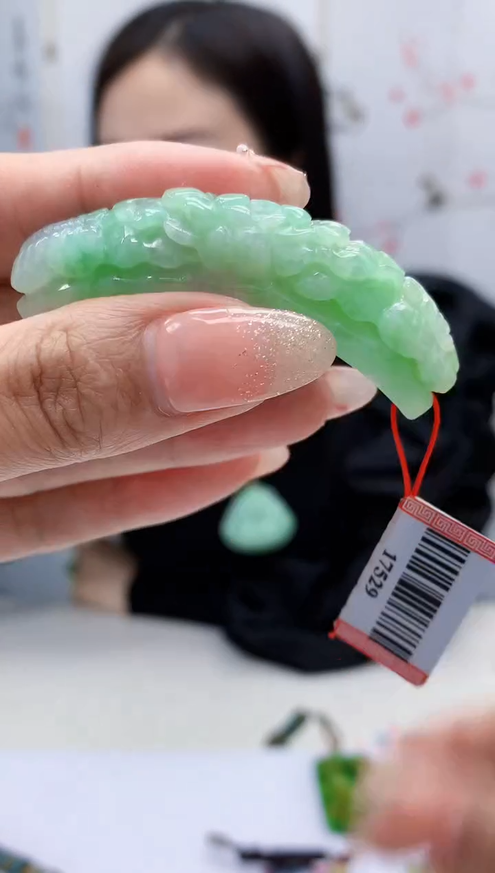 【闪购商品】定制翡翠未镶嵌4852MM-毛货手牌49