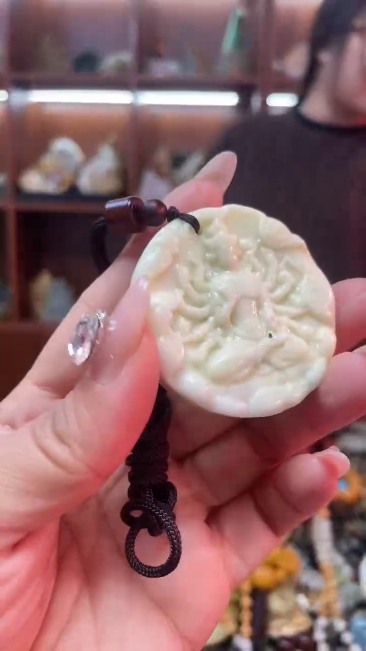 未镶嵌蛇纹石玉吊坠   