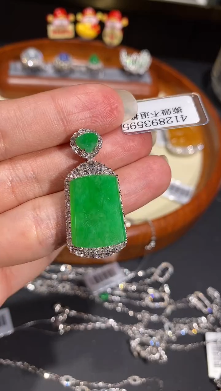 【闪购商品】翡翠吊坠(不含链)18K金镶嵌吊坠