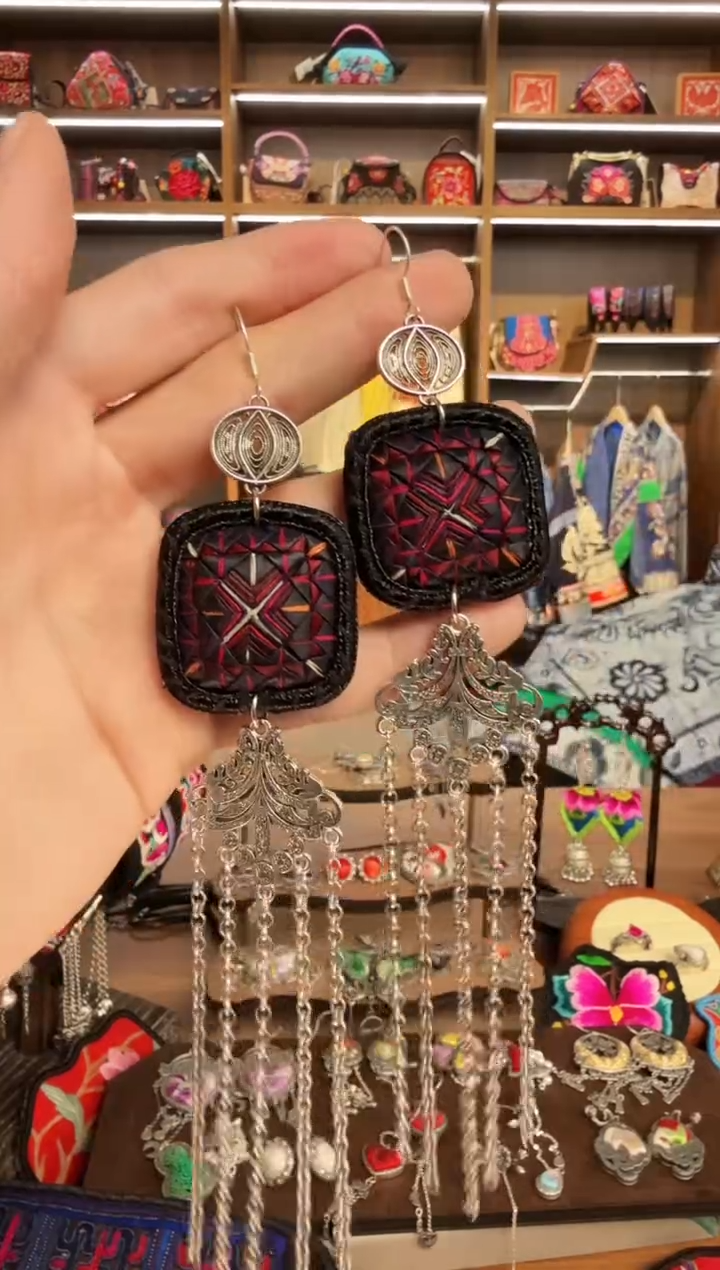 【闪购商品】织绣23蒙阿苏苗绣传承