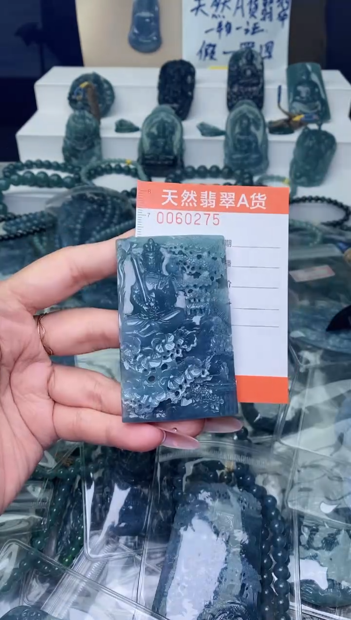 翡翠未镶嵌颈饰············