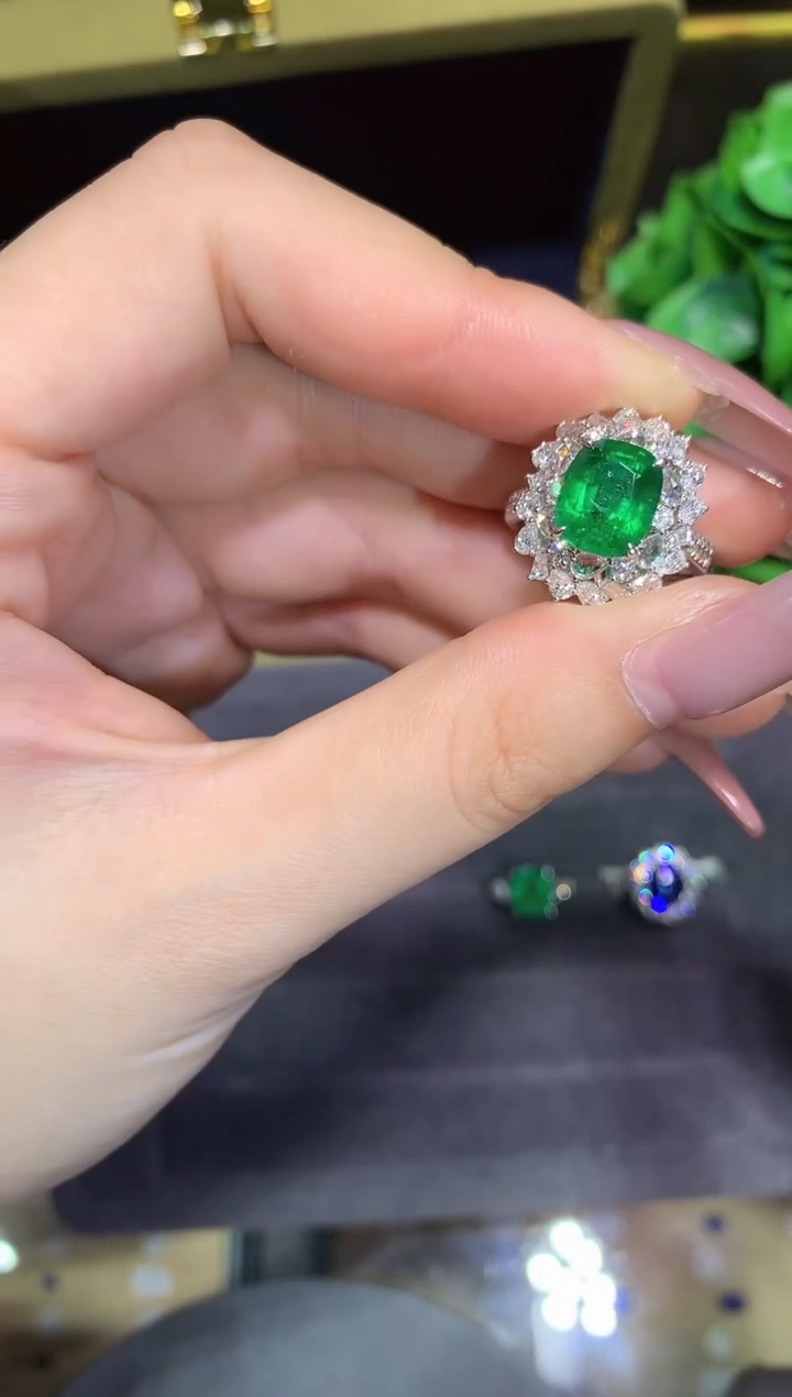 18K金镶嵌戒指祖母绿2.76CT