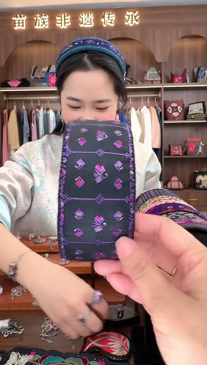 【闪购商品】织绣扶光苗绣传承L5