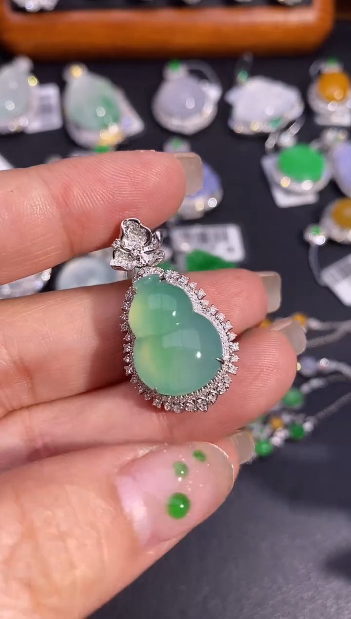 【闪购商品】翡翠颈饰18K金镶嵌吊坠