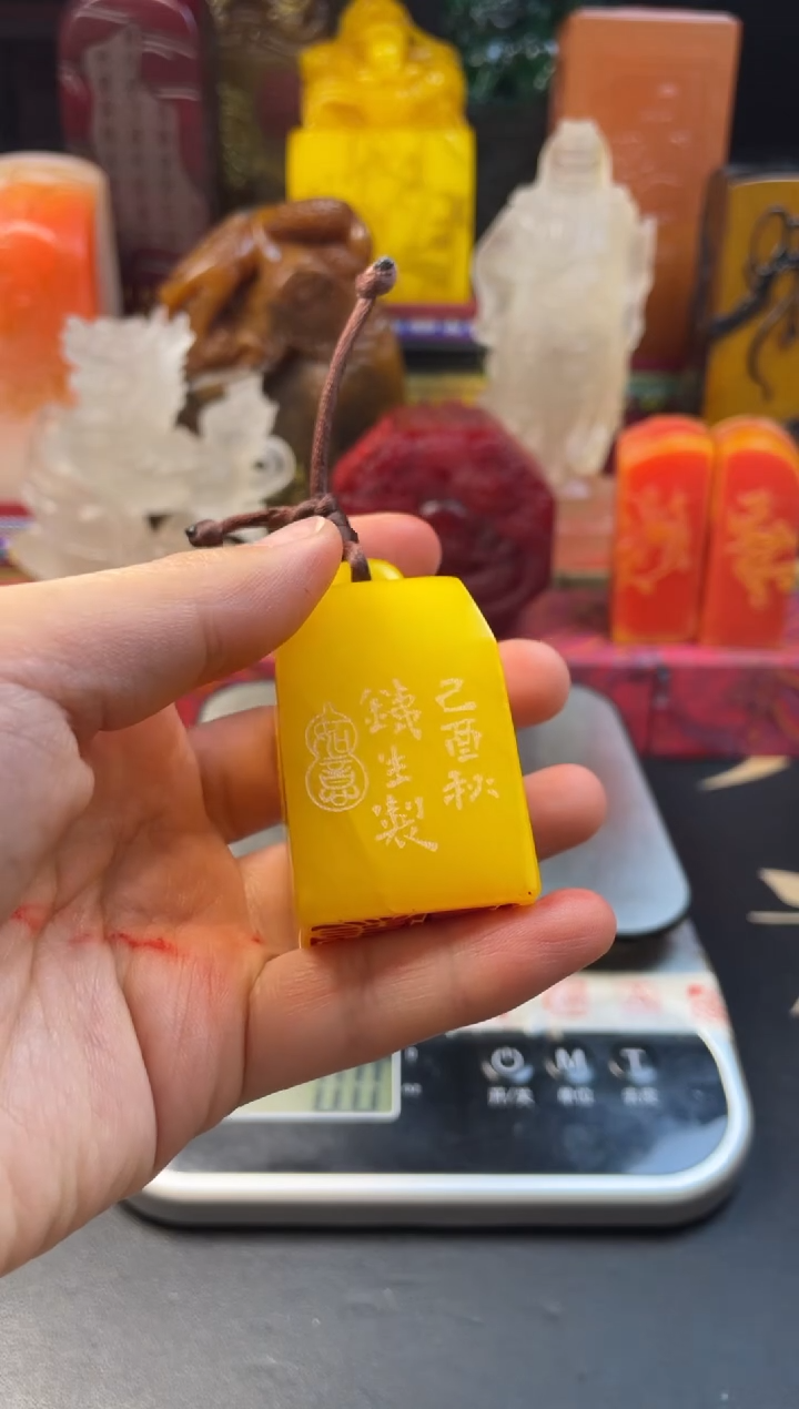 寿山石印石鸡油黄秤砣扭