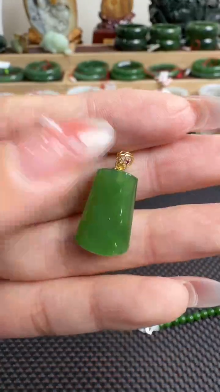 颈饰18K金镶嵌和田玉挂件