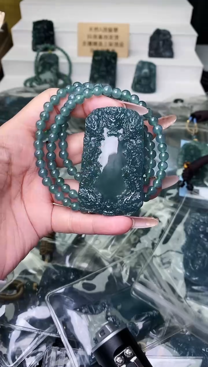 颈饰未镶嵌翡翠 