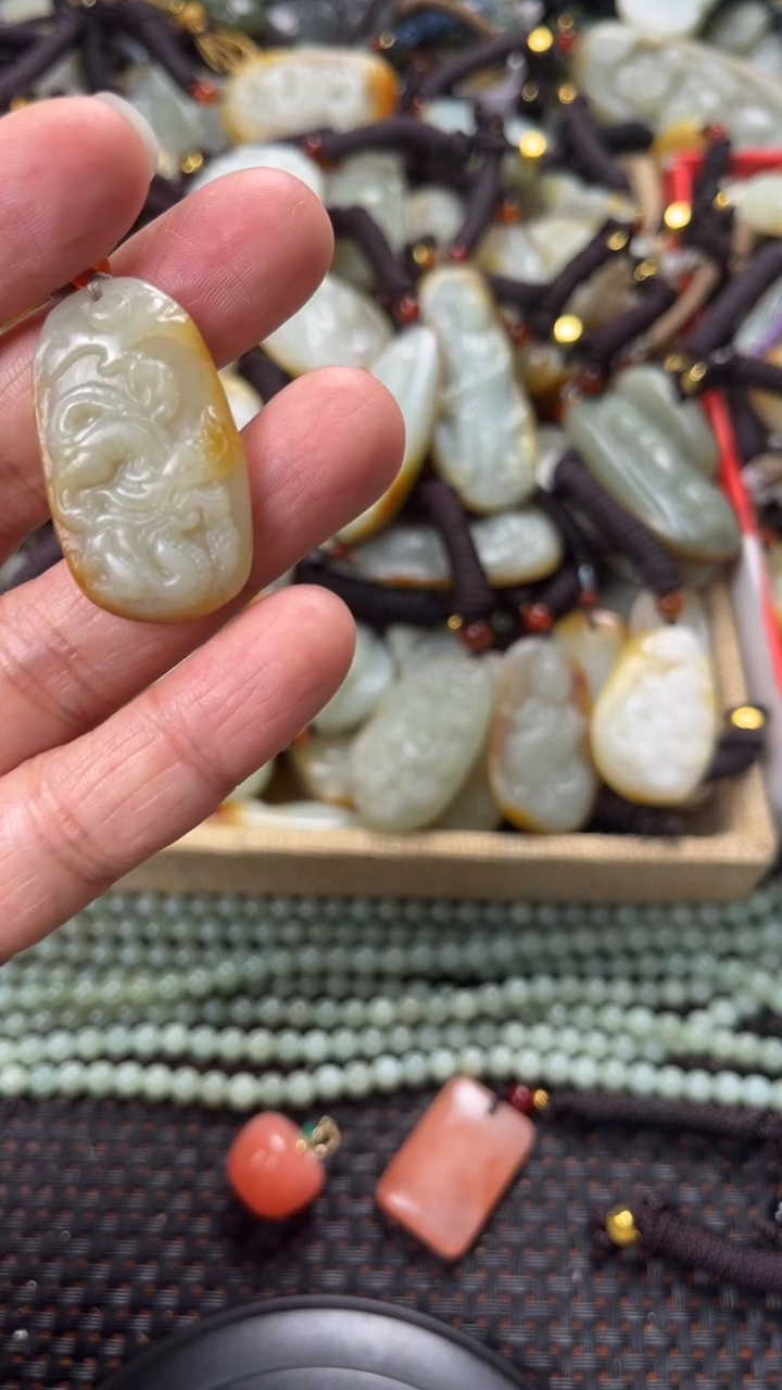 【闪购商品】和田玉颈饰未镶嵌多样性发货没有证书拍一发一有瑕