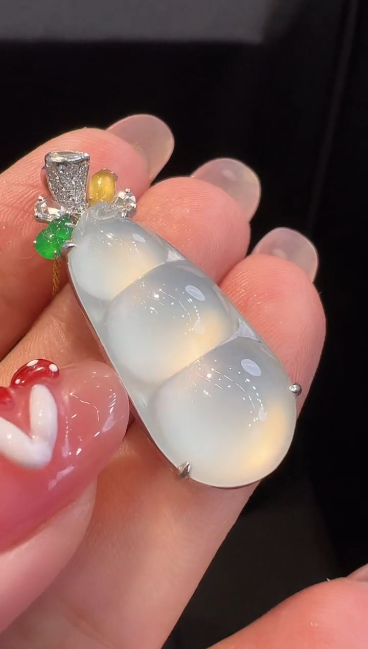 颈饰18K金镶嵌翡翠吊坠