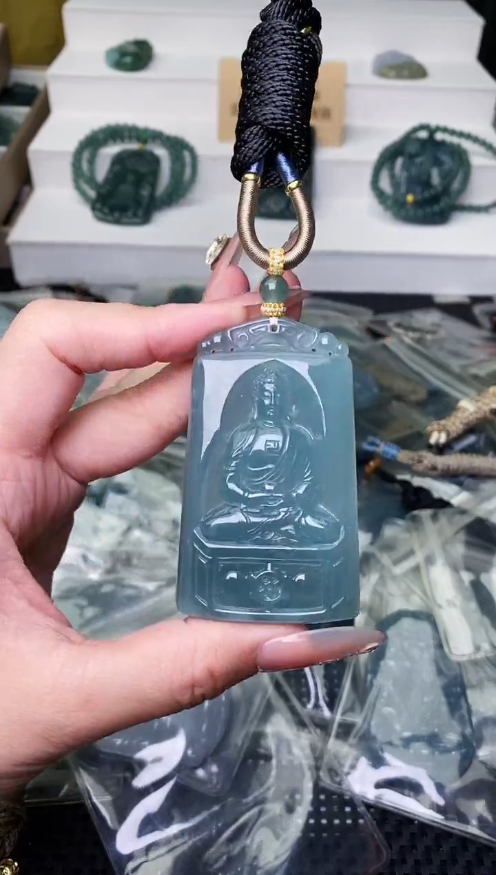 颈饰未镶嵌翡翠 