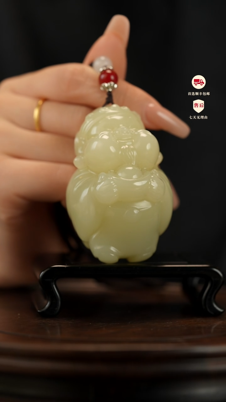 云南石竹叶青雕刻：丰盈在握手把件
