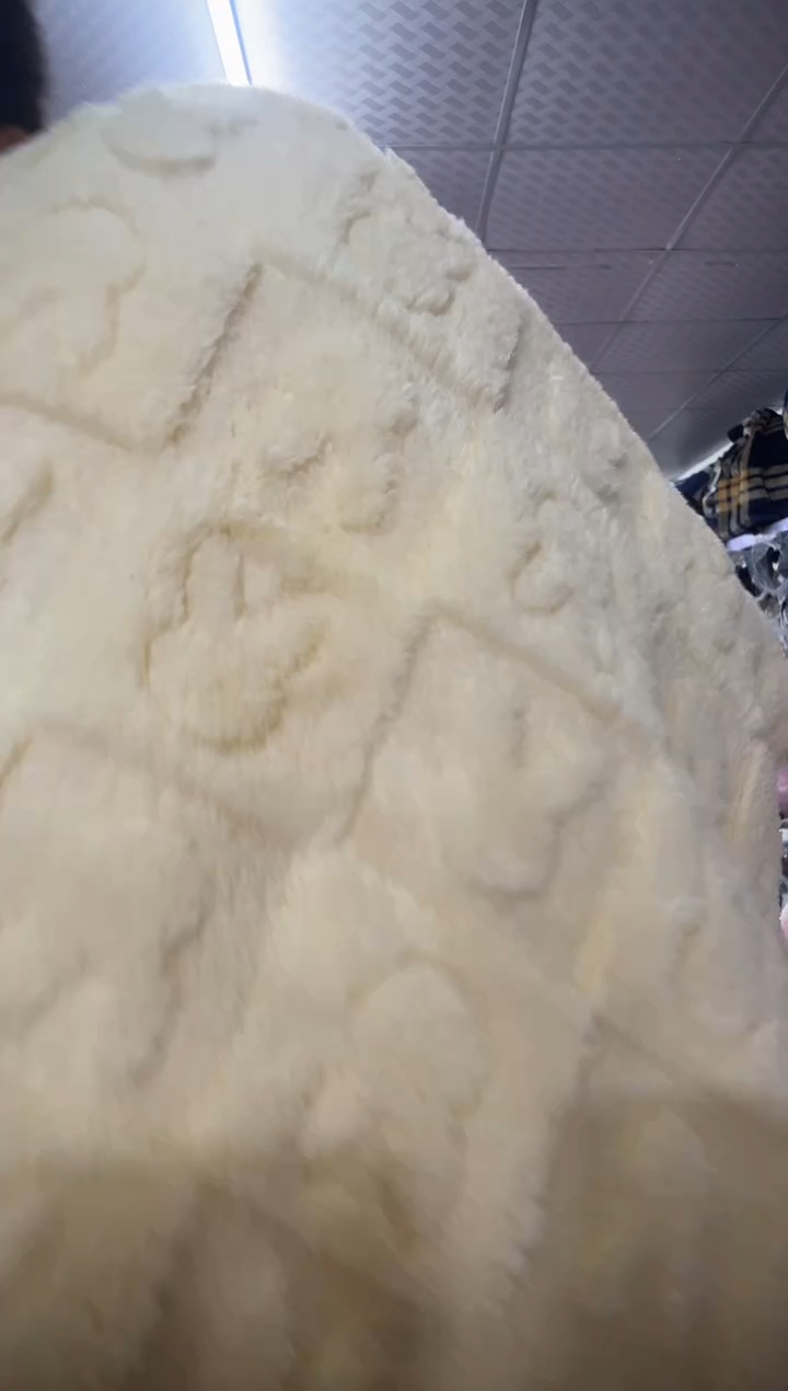 法兰绒暖黄色毛毯2*1.8