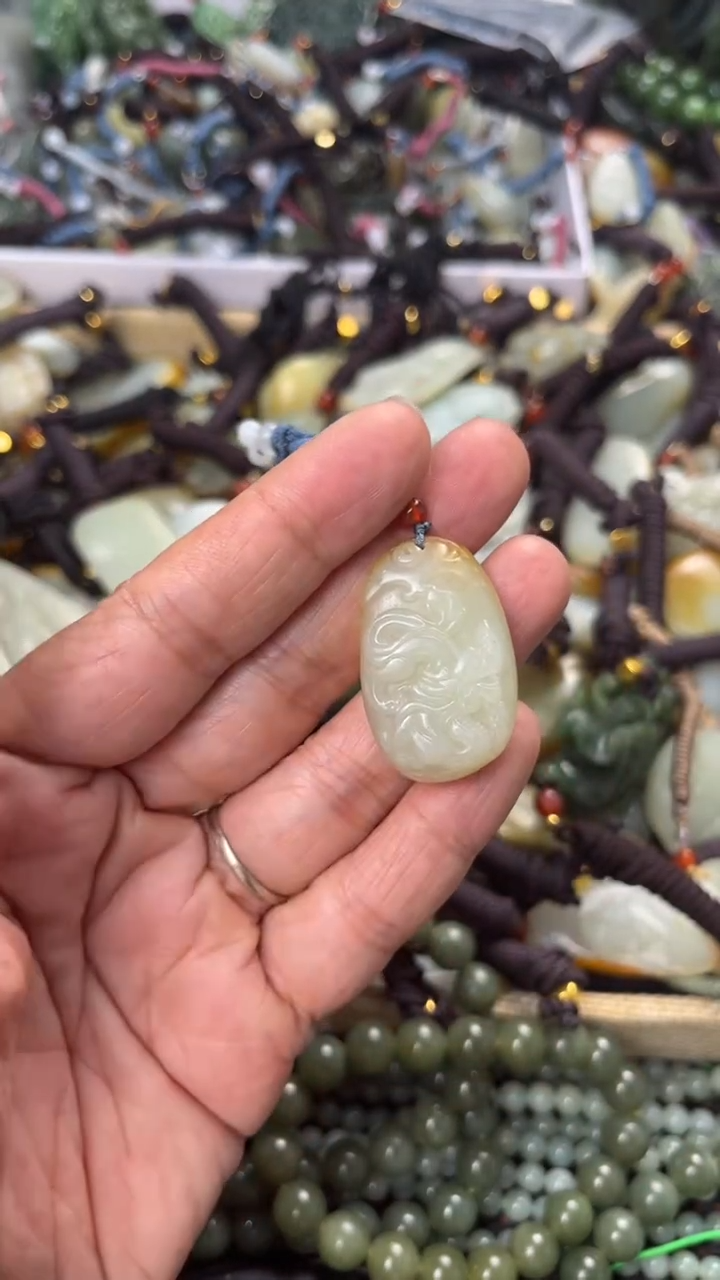 【闪购商品】和田玉颈饰未镶嵌多样性发货没有证书拍一发一有瑕