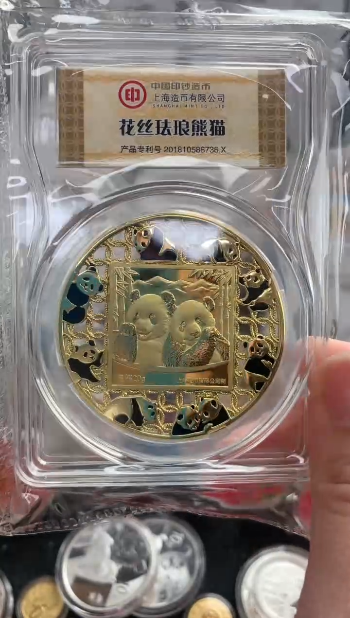 纯银珐琅彩熊猫纪念章