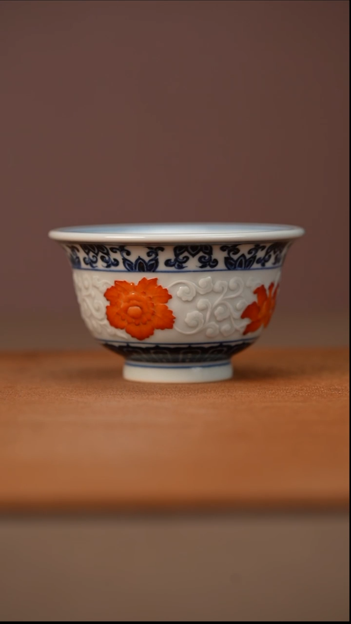 陶瓷又见春风青花雕刻矾红花卉压手杯