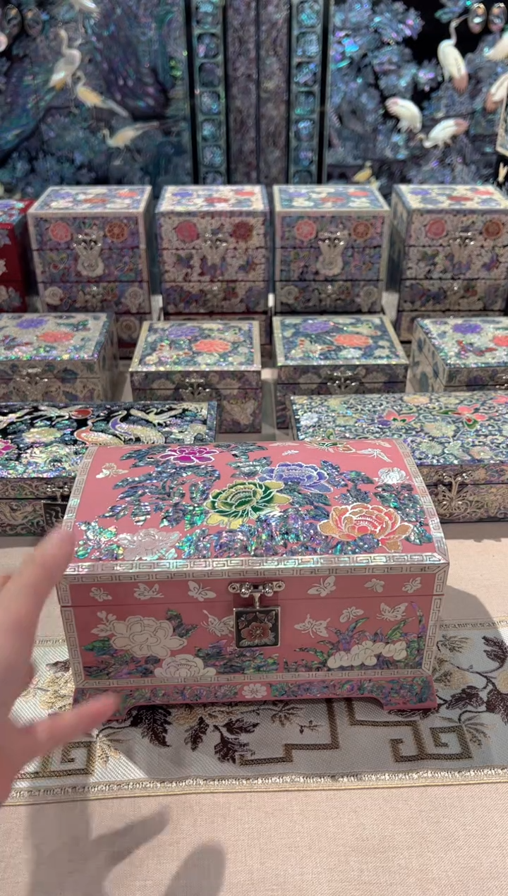 按扣满贝底·弘贝雅螺钿漆器文化馆