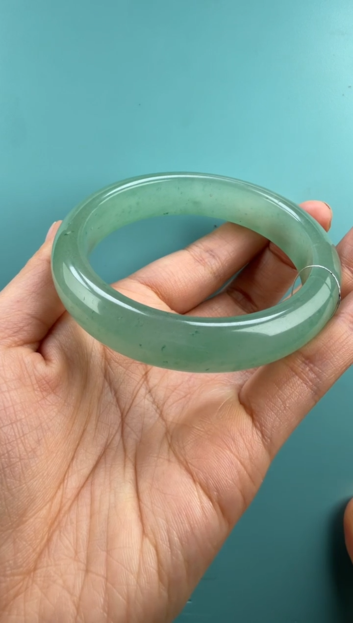 未镶嵌手镯和田玉手镯