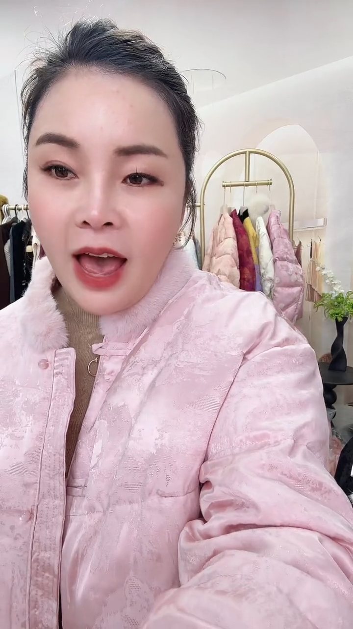 2号粉色羽绒服1件