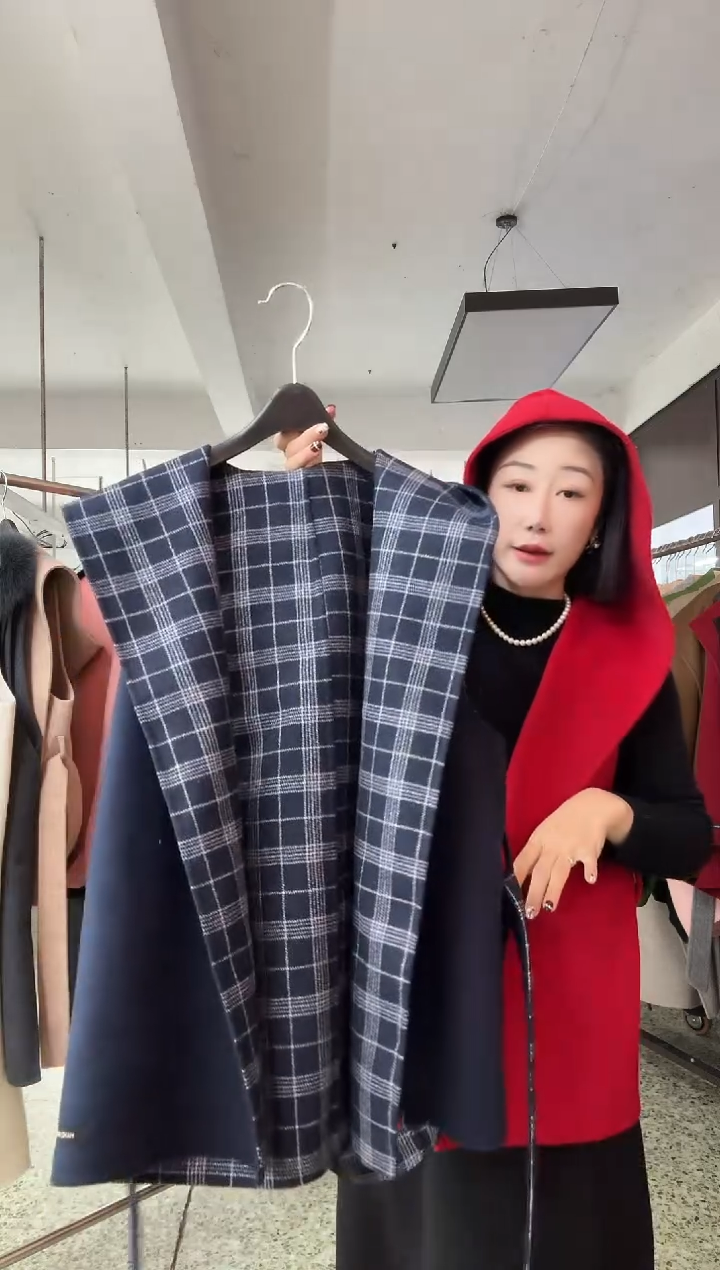 连帽马甲藏蓝格马甲