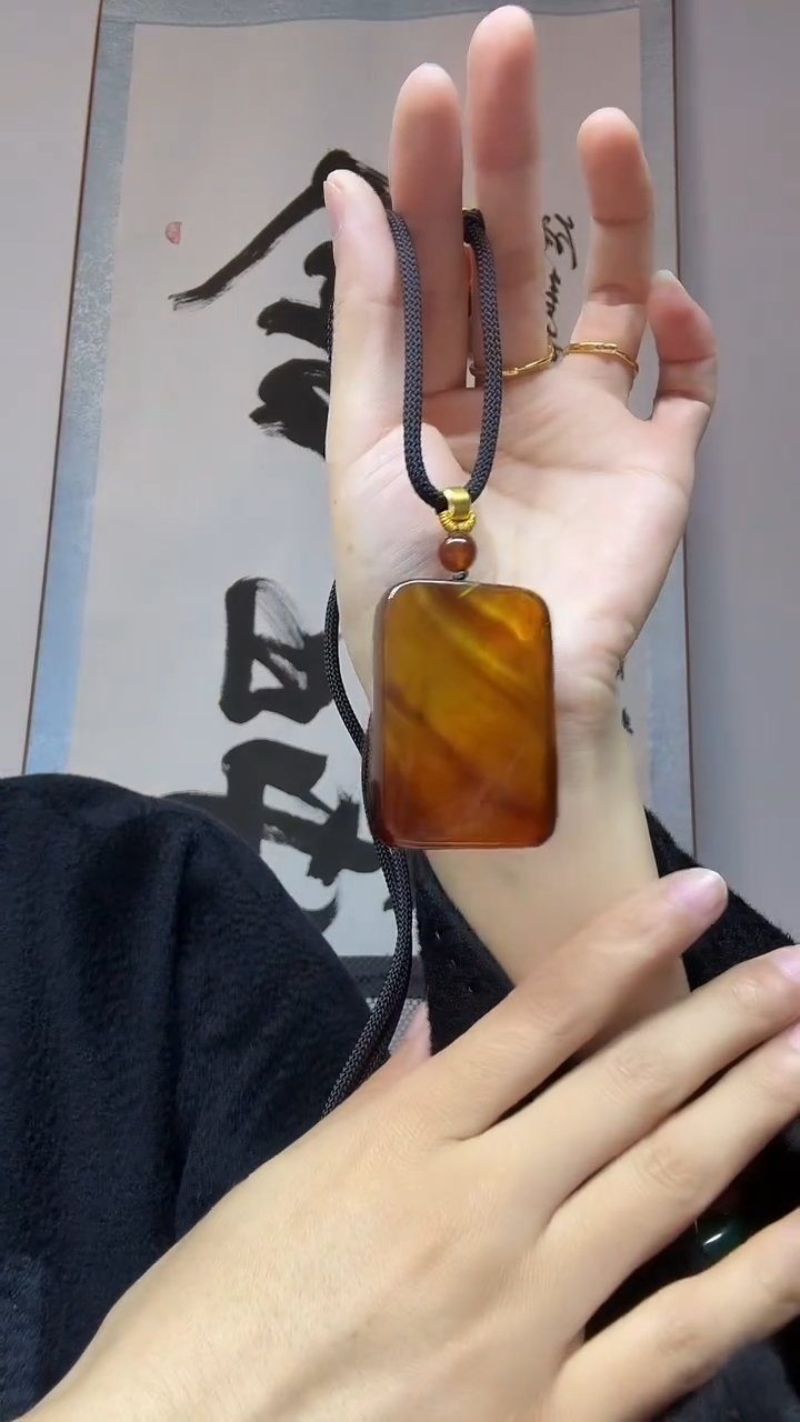 琥珀颈饰未镶嵌血蜜珀无事牌