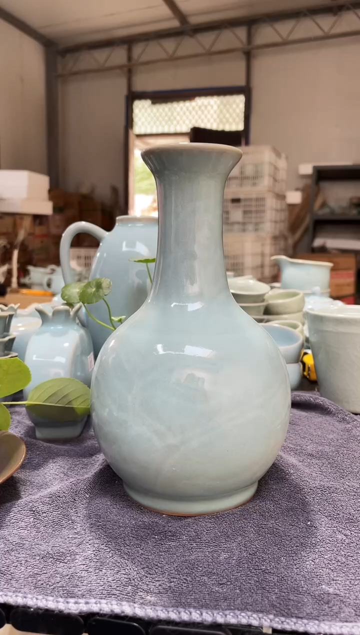 其他仿古鹅颈瓶 微瑕无款 天青釉