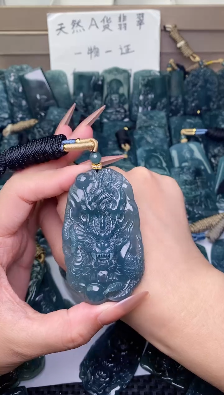 颈饰未镶嵌翡翠          