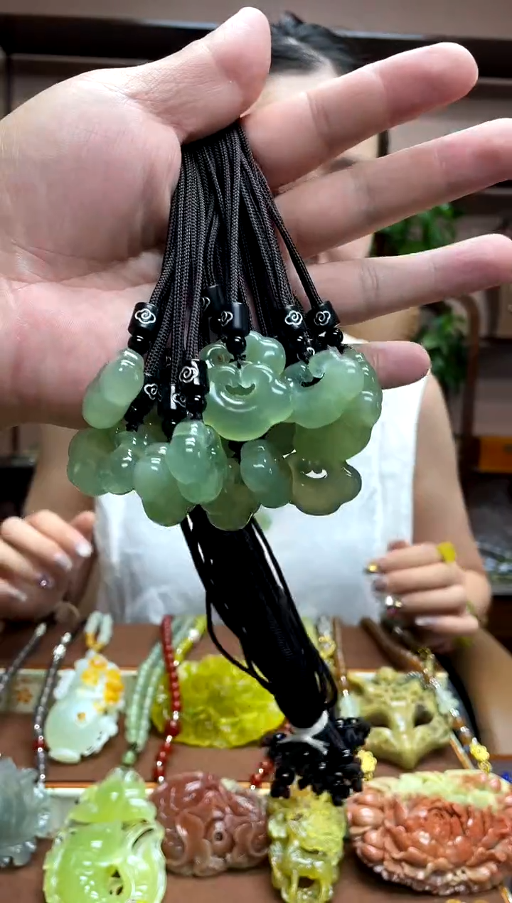 未镶嵌岫玉吊坠多样性发货发其中之一