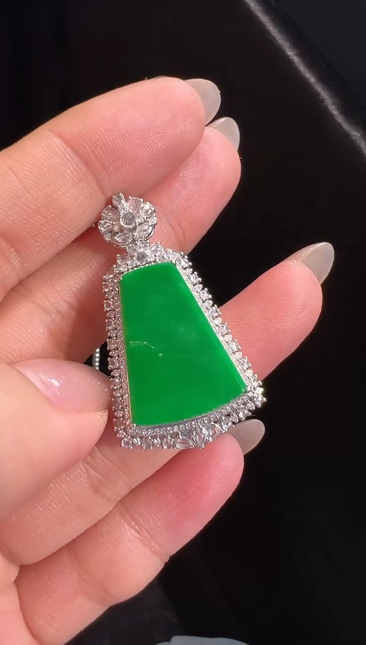 【闪购商品】翡翠吊坠(不含链)18K金镶嵌吊坠