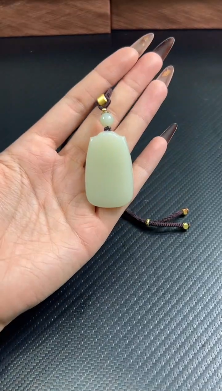 吊坠(赠链)未镶嵌和田玉且末迪克兰一细微色差吊坠