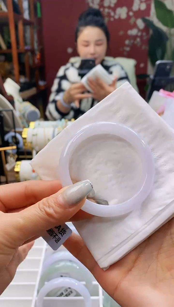 【闪购商品】翡翠手镯未镶嵌130显白52-54/11.9*7.3