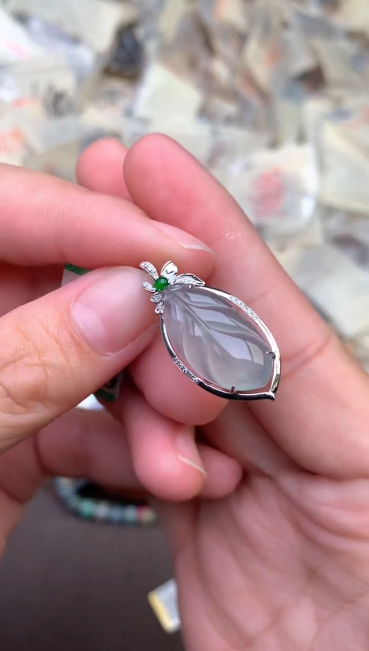 18K金镶嵌挂件翡翠   —