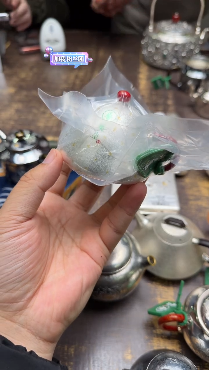 小***。呆坐整敲雪花纹贴金伴月壶