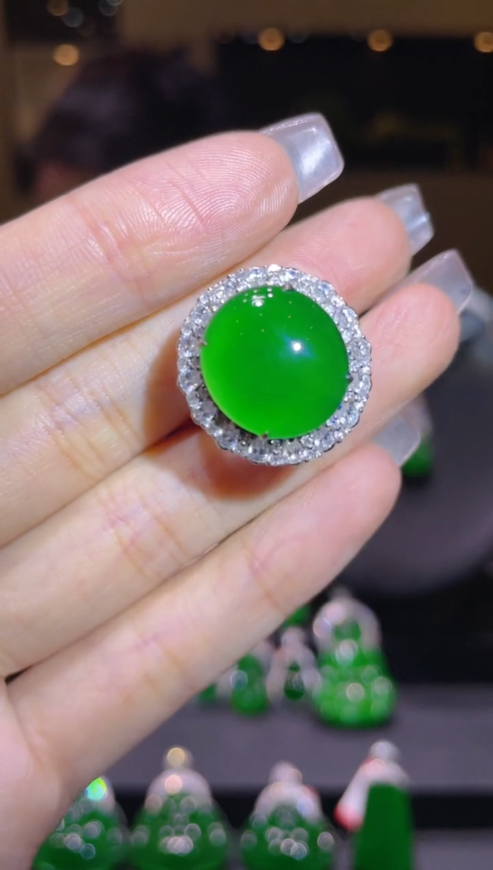 【闪购商品】翡翠吊坠(不含链)18K金镶嵌A44