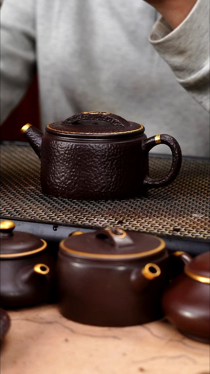 茶壶紫砂四号井茄皮紫泥描金锤纹汉瓦180cc