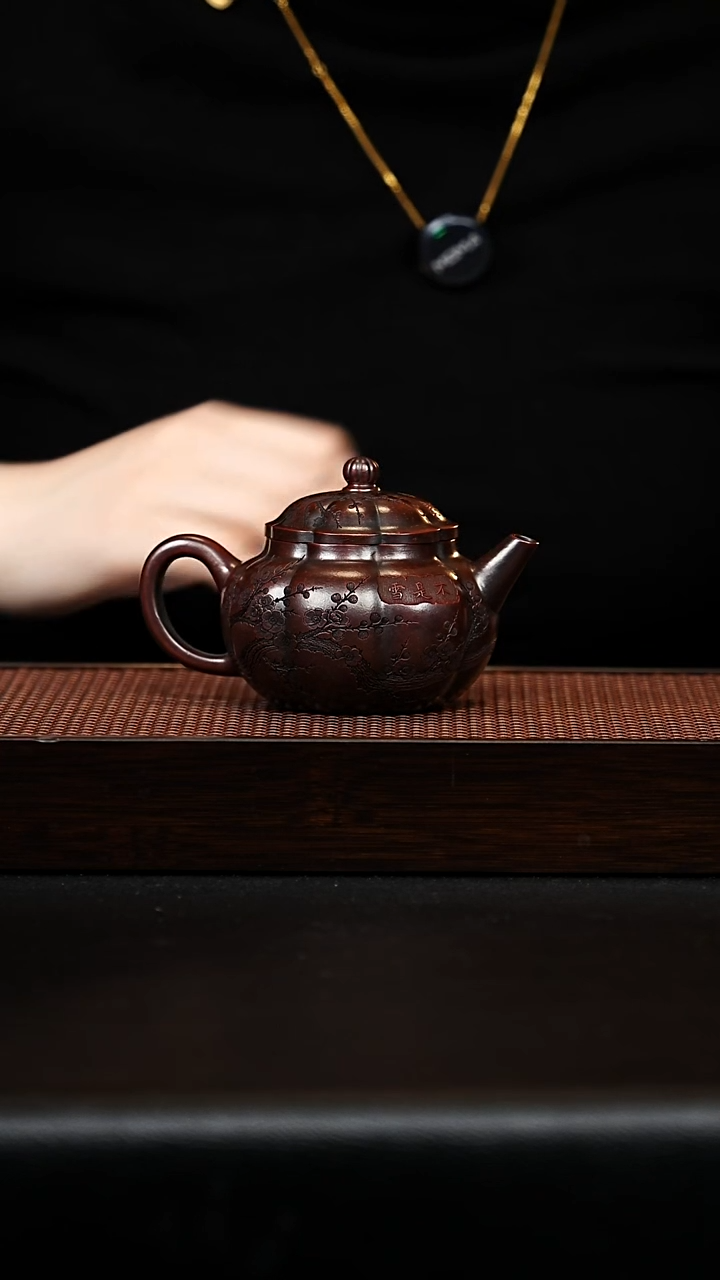 茶壶紫砂筋纹宝瓶 龙山古乌泥 吴国政