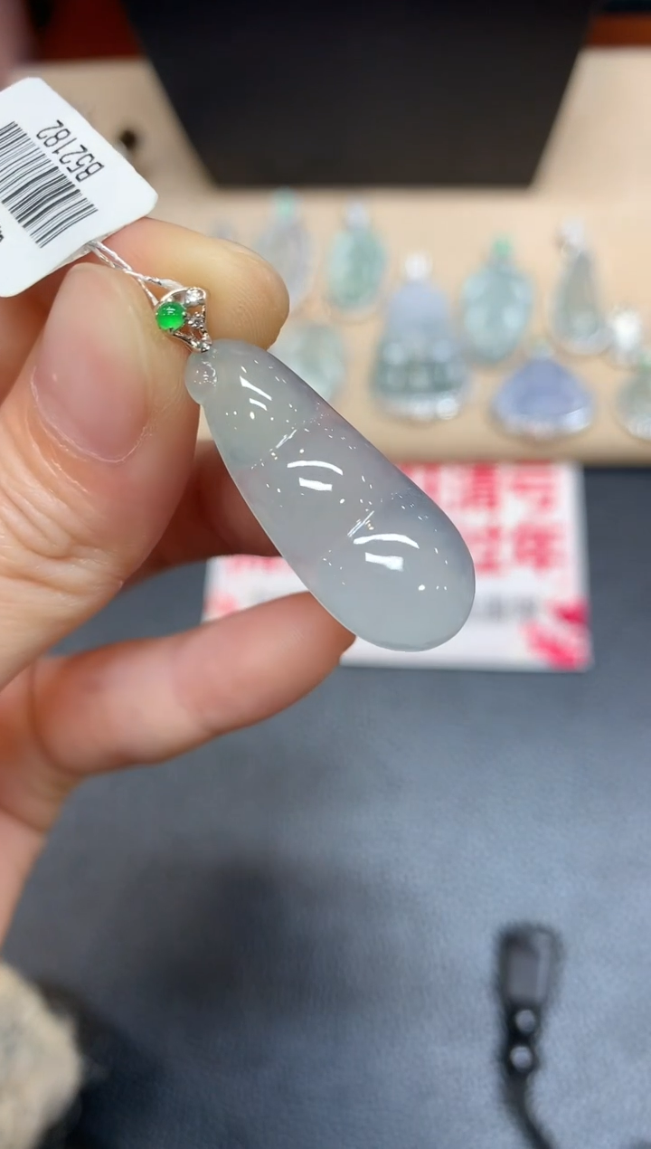 【闪购商品】翡翠颈饰18K金镶嵌福豆【无服务费