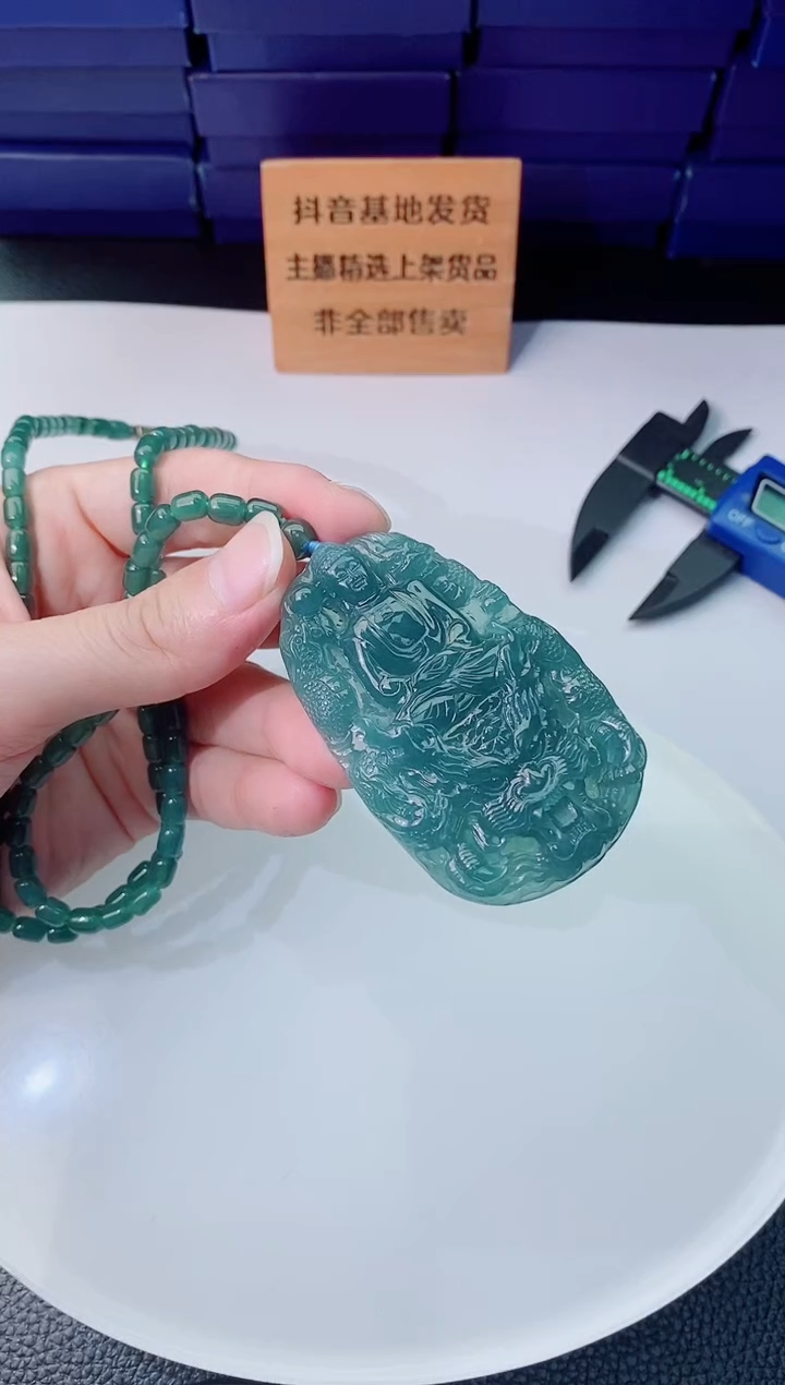 颈饰未镶嵌翡翠   `