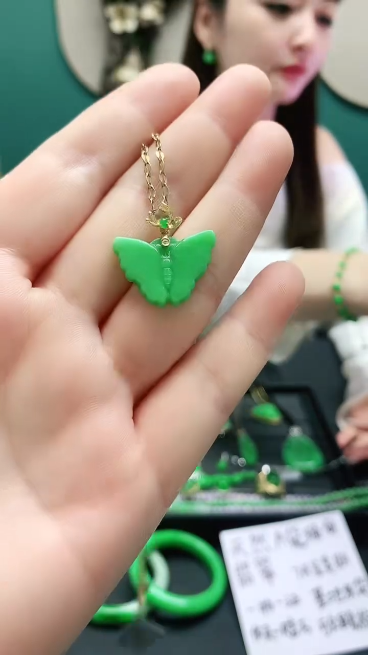 颈饰18K金镶嵌翡翠赠礼盒证书