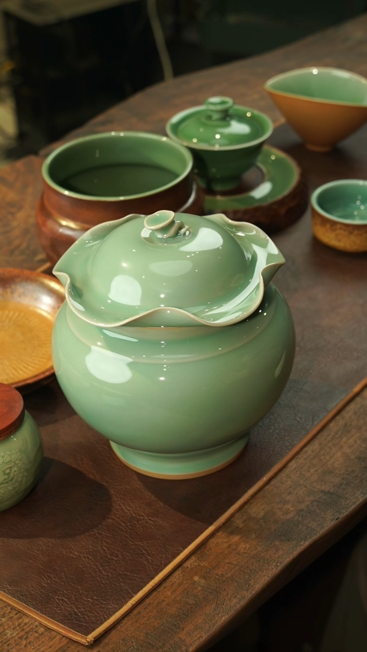 【闪购商品】瓷片荷叶盖罐 大号