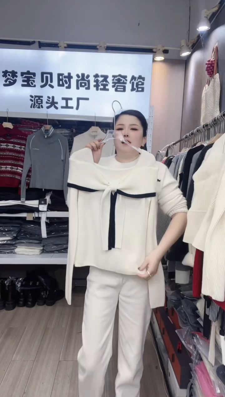 白色阔肩9999999999999