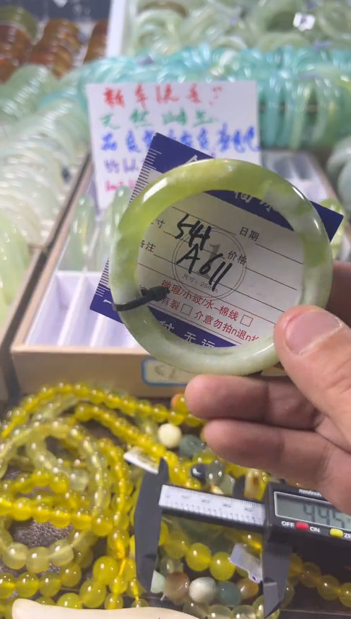 未镶嵌蛇纹石玉手镯1