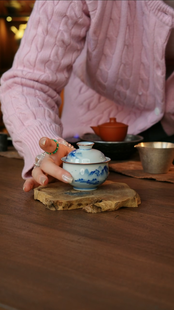 包铜青花山水大元宝盖碗..